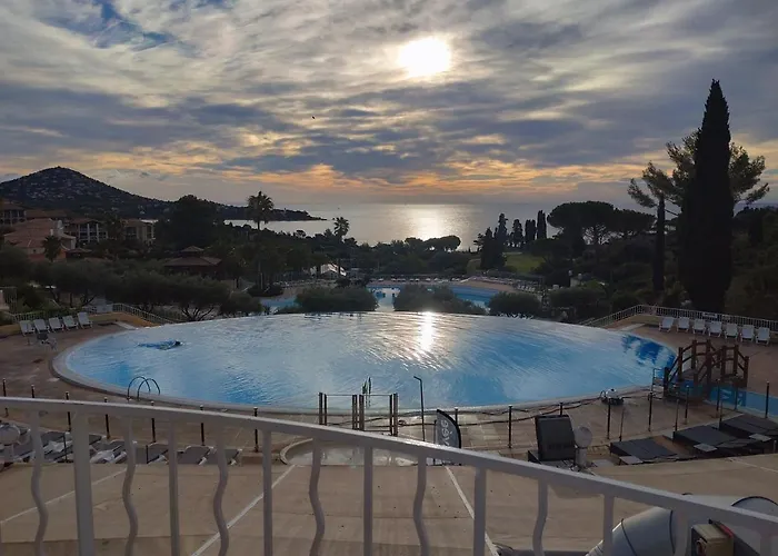 Cap Esterel Climatise Vue Partielle * Сен-Рафаель